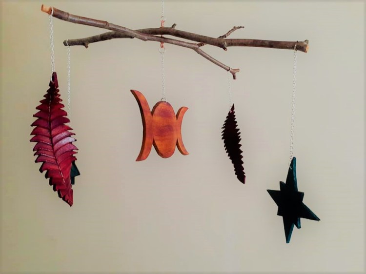 Suspension pour berceau en bois, cuir et minéraux avec des lunes, des étoiles et des feuilles par Cuir et Minéraux.